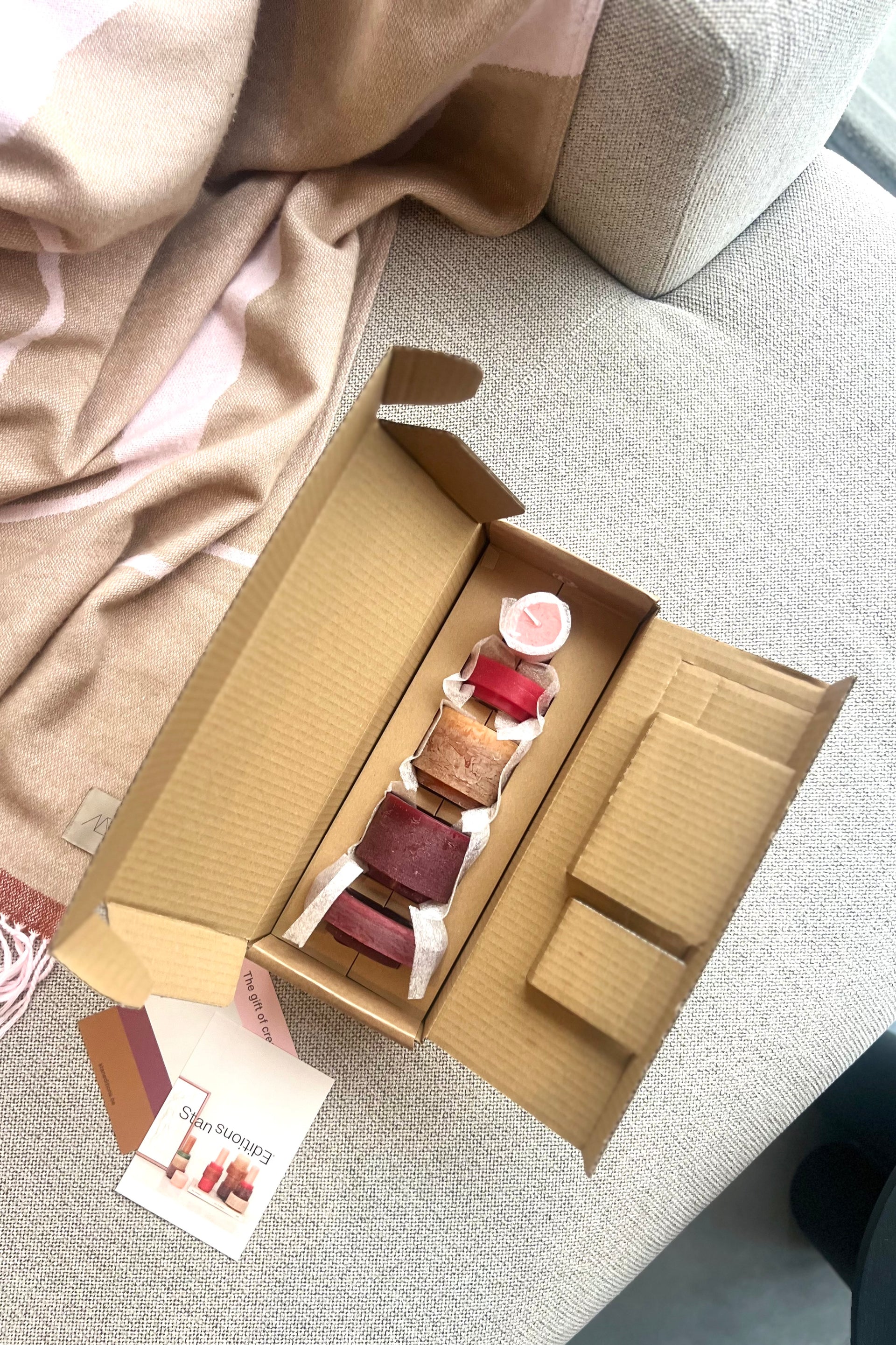 Giftset Stan Editions Red + Gallery Throw Mette Ditmer